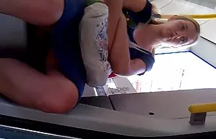 నీలిరంగు దుస్తులలో అందగత్తె