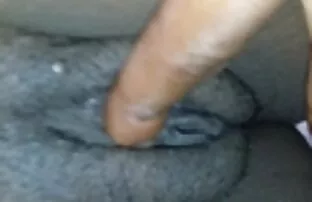 దక్షిణ ఆఫ్రికా అమ్మాయి తనను తాకుతోంది