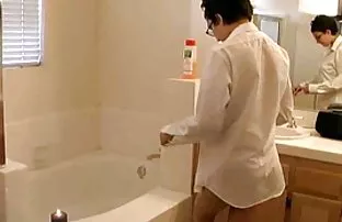 చాలా హెయిరీ టైట్ ఇండియన్ అమ్మాయి బాత్ టబ్ లో ఆడుతుంది.