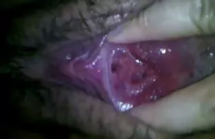 ఆమెను తాకి, ఆమె చొక్కా చేయండి