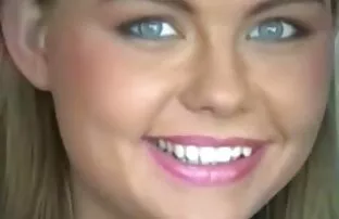 అందమైన పసికందు 2 ఫోటోలకు సిద్ధంగా ఉంది