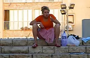 ఆకలితో ఉన్న అమ్మాయిలు. భయాందోళనలు