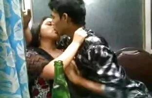 చురిదార్‌లో భారతీయ దేశీ అమ్మాయి