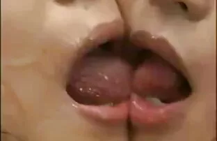 ఆసియా లెస్బియన్ ముద్దు