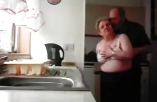 వంటగదిలో బామ్మ మరియు తాత ఫకింగ్