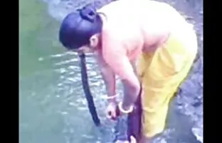 బంగ్లా దేశి గ్రామ భభి బహిరంగంగా స్నానం చేయడం