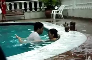 కొలనులో సెక్స్.