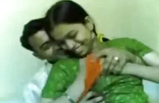 భారతీయ టీన్ వక్షోజాలు గట్టిగా పిండుకున్నాయి