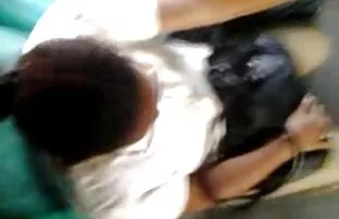 ఆమె చేతులను చాలా వేడి ఓల్డ్ లేడీని తాకండి