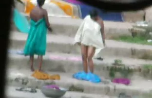 భారతీయ ఆంటీ 3 నదిలో స్నానం చేస్తుంది