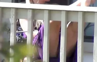 కొత్త పొరుగు మహిళ తన ప్యాంటీ మరియు పుస్సీని వెలిగిస్తుంది