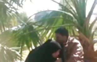 మరియు పబ్లిక్ పార్కులో కమ్ వరకు చేతి ఉద్యోగం