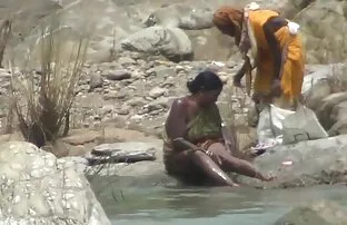 హిడెన్ కామ్‌తో నదిలో లేడీ అవుట్డోర్ స్నానం