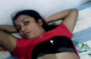 హాట్ ఇండియన్ యువ జంట మంచం మీద ఫోర్ ప్లే
