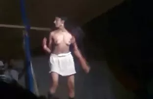 భారతీయ అమ్మాయి స్ట్రిప్ డాన్స్ షో బహిరంగంగా