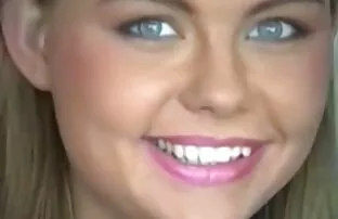 అందమైన పసికందు 2 ఫోటోలకు సిద్ధంగా ఉంది