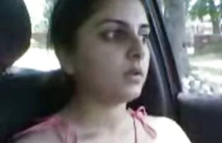 కారులో పాకిస్తాన్ అమ్మాయి