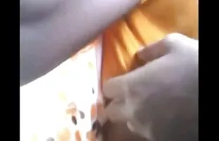 బస్సులో ఉన్న భారతీయ కుర్రాడు మహిళల వక్షోజాలను తాకడం మరియు రుద్దడం