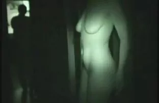 నగ్న అమ్మాయి సెక్స్ థియేటర్‌లో కనిపిస్తుంది