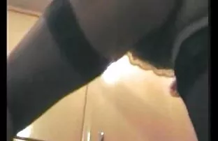 వెంట్రుకల గృహిణి నగ్నంగా శుభ్రపరుస్తుంది