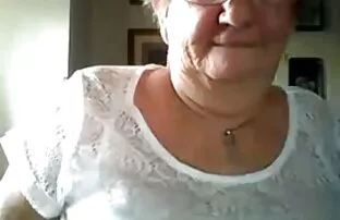 బామ్మ పెద్ద టిట్స్ హిందీ సెక్సీ మూవీని వెబ్‌క్యామ్‌లో చూపిస్తుంది