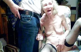 పాత బామ్మ 70 సంవత్సరాల మనవరాలు పీలుస్తుంది