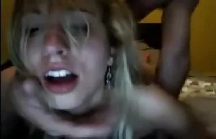 అందగత్తె ఆమె గాడిద చీలిపోతుంది