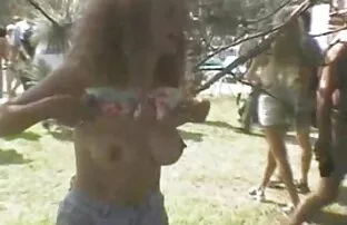 న్యూడిస్ట్ ర్యాలీ 10 లో ఆనందించండి