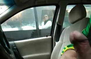 బస్సు కిటికీ గుండా కారులో మెరుస్తున్నది