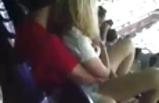 చిన్న ఆట ఆడటానికి వేళ్లు అమ్మాయి