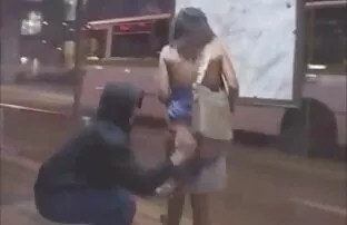 వీధిలో మహిళలను బట్టబయలు చేయడం