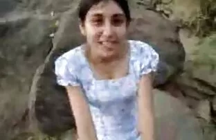 శ్రీలంక అమ్మాయి ఓరల్ సెక్స్ ఇస్తుంది