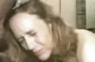 ఈ వేశ్య భార్యకు బ్లాక్ క్రీమ్ అంటే ఇష్టం.