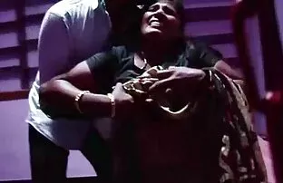 భారతీయ ఆంటీ తన డ్రైవర్‌తో మసాజ్ చేసింది