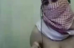 పాలస్తీనా అరబ్ హిజాబ్ అమ్మాయి వెబ్‌క్యామ్‌లో ఆమె పెద్ద చిట్కాలను చూపించు