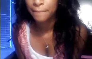 అందమైన బ్లాక్ టీన్ వెబ్‌క్యామ్‌లో నాతో ఆడుతుంది