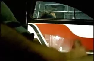 రైలులో డిక్ కమ్ చూస్తున్న అమ్మాయి