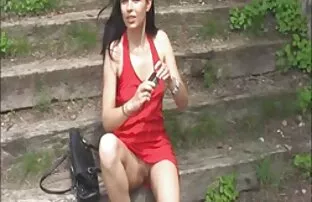 పురాణ సహజమైన ఎరుపు రంగు దుస్తులు