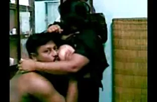 అంకుల్ పెద్ద టిట్స్ చూపిస్తున్నారు
