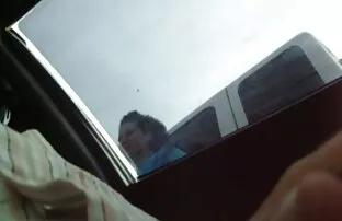 మెరుస్తున్న మరియు సహ. పార్కింగ్ అమ్మాయి