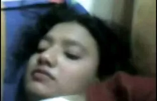 భభి ఆమె అందమైన చిట్కాలను పొందడం ఆమె మనిషి చేత పీలుస్తుంది