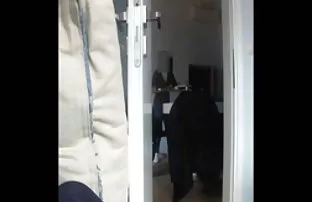 గది సేవ ముసిముసి నవ్వు!