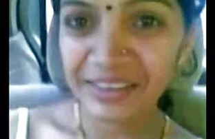 స్మార్ట్ పరిపక్వ భారతీయ ఆంటీ వక్షోజాలను కారులో చూపిస్తుంది