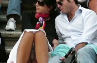 బాయ్‌ఫ్రెండ్‌తో మెట్లపై వాయూర్ 5 బేబ్ అప్‌స్కర్ట్