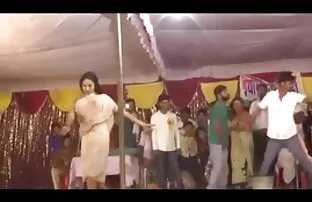 నగ్న తడి నృత్యం