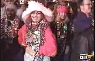 రొమ్ము మెరుస్తున్నది