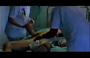 డిక్ షేవింగ్ ఇద్దరు నర్సులు