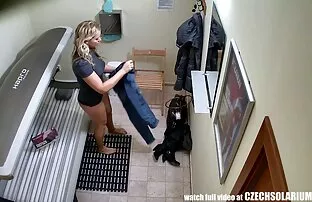 అందగత్తె బిగ్ టిట్స్ మిల్ఫ్ సోలారియంలో ఆమె శరీరాన్ని టానింగ్ చేస్తుంది