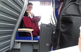 బ్లాక్ జాకెట్ 1 లో అందమైన అమ్మాయిని మెరుస్తోంది