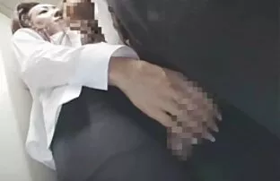 లిఫ్ట్ 2 లో జపనీస్ అమ్మాయి